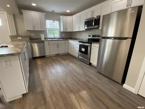 1328 Dean St, Centralia, IL 62801 photo 6