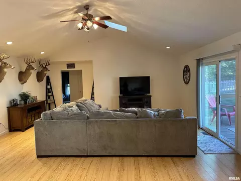 512 Jay Dr, Mount Vernon, IL 62864 photo 3