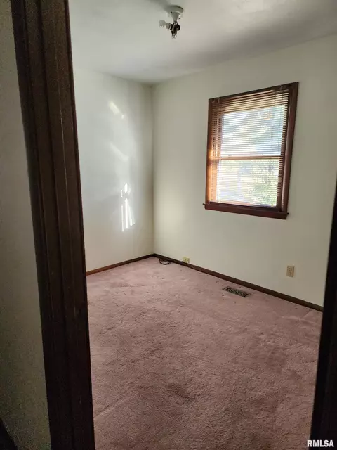 1011 Kirkpatrick St, Benton, IL 62812 photo 9