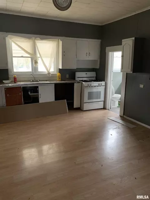 906 S State St, Christopher, IL 62822 photo 5