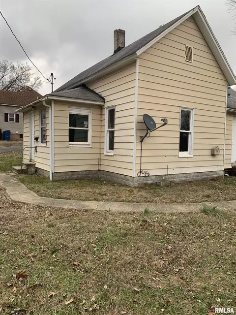 906 S State St, Christopher, IL 62822 photo 2