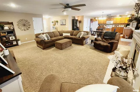 317 E Beacon Ct, Mount Vernon, IL 62864 photo 4