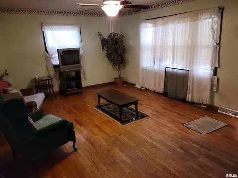 223 N George St, Hurst, IL 62949 photo 6