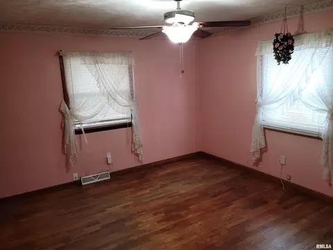 223 N George St, Hurst, IL 62949 photo 15