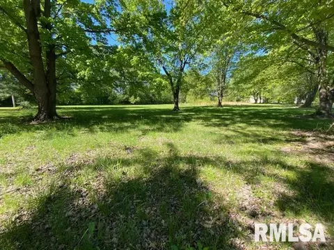 365 W Helekin Dr, Bonnie, IL 62816