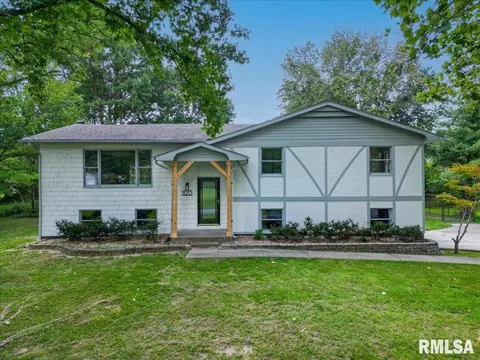 1013 Ivey Ln, Carterville, IL 62918