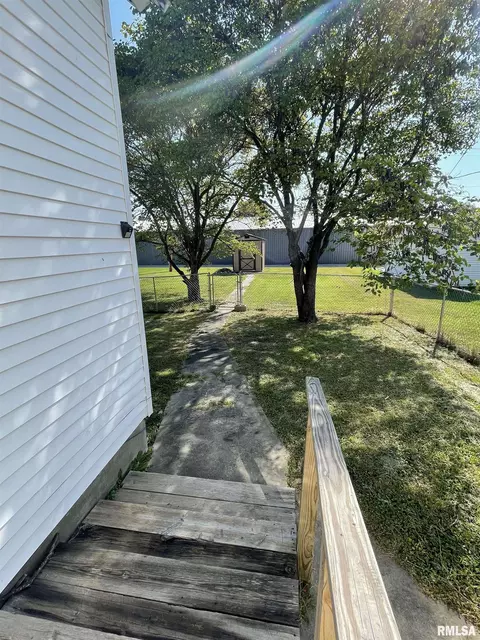 412 1st St, Carmi, IL 62821 photo 13