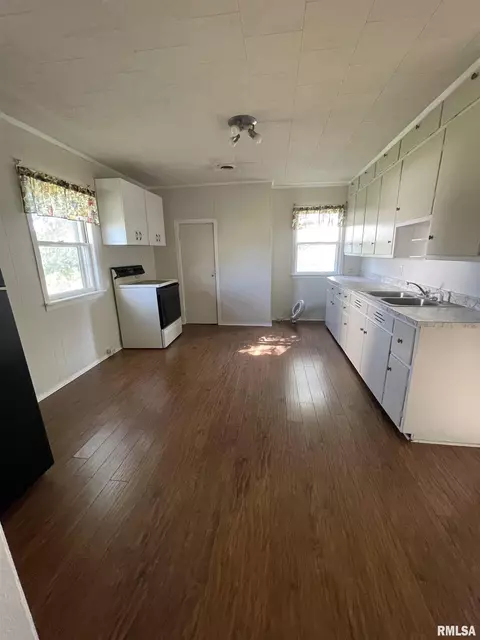 412 1st St, Carmi, IL 62821 photo 9