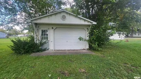 307 S Cherry St, Iuka, IL 62849 photo 3