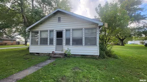 307 S Cherry St, Iuka, IL 62849 photo 1