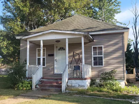 702 E Market St, Mcleansboro, IL 62859