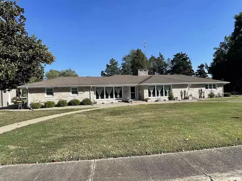 619 Montgomery Cir, Carmi, IL 62821 photo 1