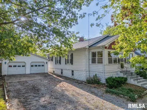 1309 Walnut St, Eldorado, IL 62930 photo 2