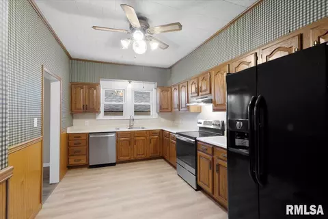 1309 Walnut St, Eldorado, IL 62930 photo 9
