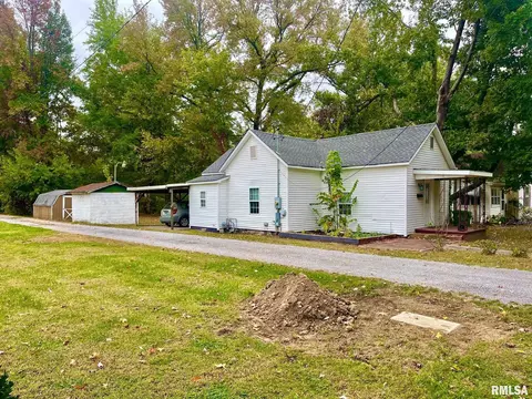 606 W Clay St, Benton, IL 62812
