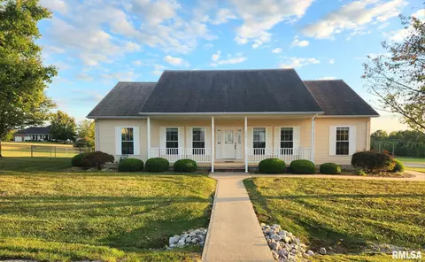 303 Memory Ln, Mcleansboro, IL 62859