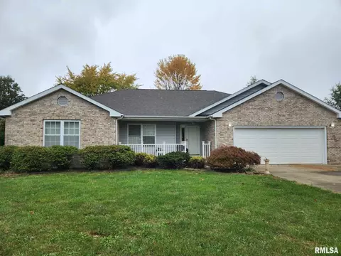 332 E Simpson Dr, Wayne City, IL 62895