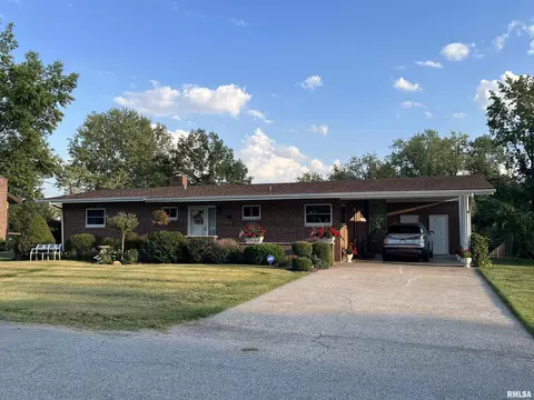738 N Lake Dr, Du Quoin, IL 62832