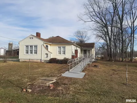 102 E Church St, Buckner, IL 62819
