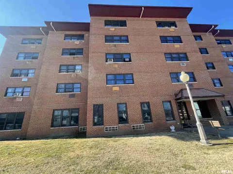 109 S Division St, Du Quoin, IL 62832