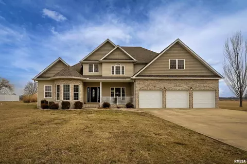 706 Solitude Dr, Du Quoin, IL 62832
