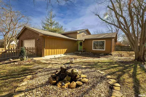2107 W Sunset Dr, Carbondale, IL 62901