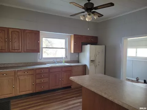 605 W Cherry St, Herrin, IL 62948 photo 2