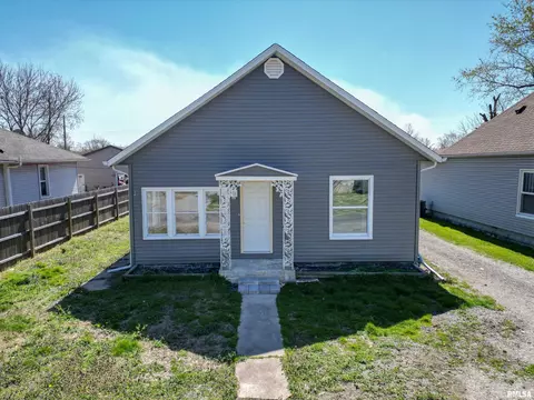 1316 W Cherry St, Herrin, IL 62948