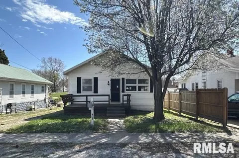 403 E Cedar Ave, Du Quoin, IL 62832 photo 2