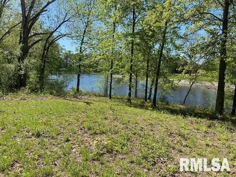 3 Lakepoint Dr, Benton, IL 62812