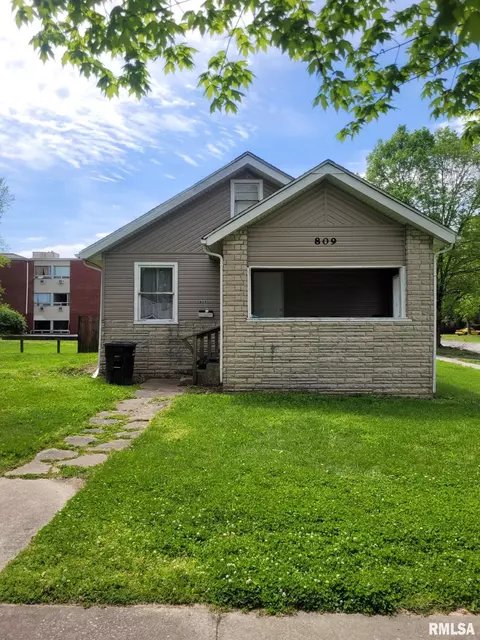 809 W College St, Carbondale, IL 62901