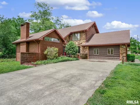23 N Howell St, Du Quoin, IL 62832