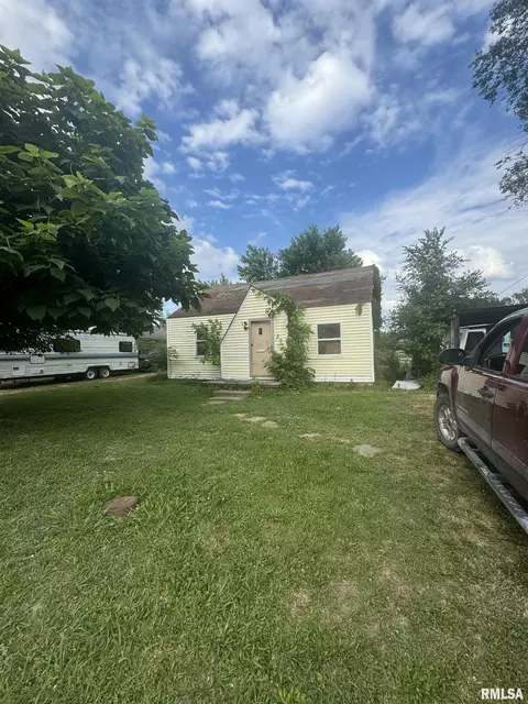 710 Burrell St, Carmi, IL 62821 photo 1