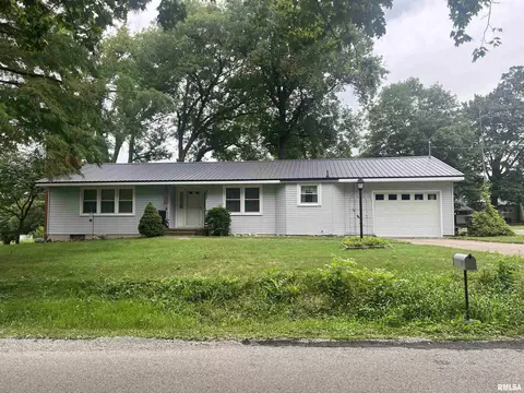 307 S Washington St, Kinmundy, IL 62854