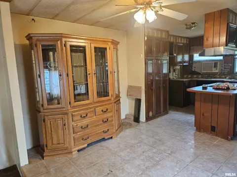 702 E Blake St, Benton, IL 62812 photo 14