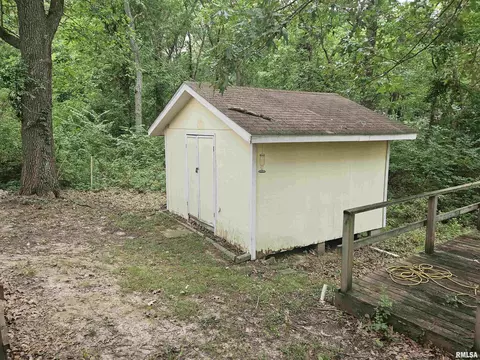 702 E Blake St, Benton, IL 62812 photo 5
