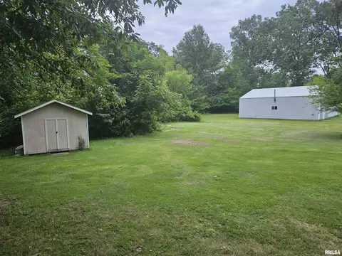 702 E Blake St, Benton, IL 62812 photo 3