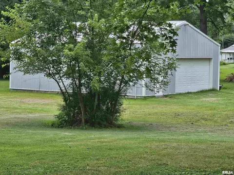 702 E Blake St, Benton, IL 62812 photo 7