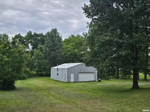 702 E Blake St, Benton, IL 62812 photo 2