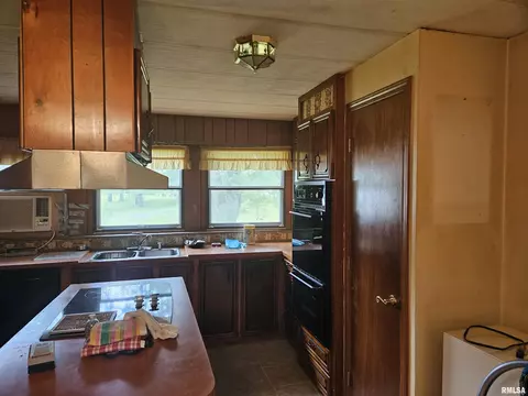 702 E Blake St, Benton, IL 62812 photo 18