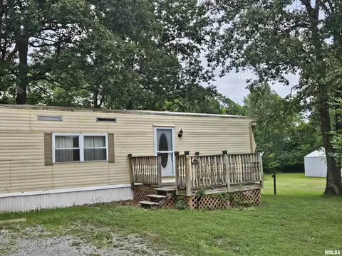 702 E Blake St, Benton, IL 62812