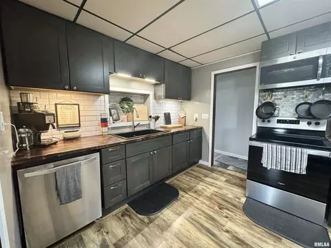 Kitchen - 2076 N State Rd, Flora, IL 62839 photo 2 of 6
