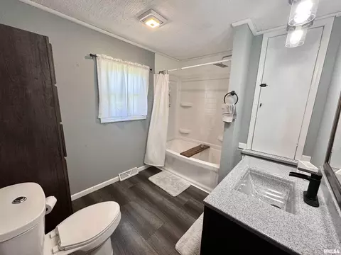 Bath - 2076 N State Rd, Flora, IL 62839 photo 2 of 4