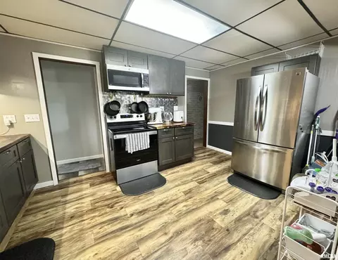 Kitchen - 2076 N State Rd, Flora, IL 62839 photo 1 of 6