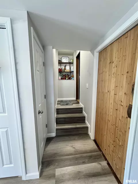 Entry Way - 2076 N State Rd, Flora, IL 62839 photo 6 of 8