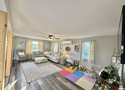 Living - 2076 N State Rd, Flora, IL 62839 photo 1 of 4