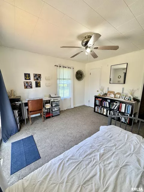 Bedroom - 2076 N State Rd, Flora, IL 62839 photo 7 of 10