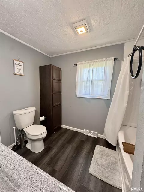 Bath - 2076 N State Rd, Flora, IL 62839 photo 4 of 4