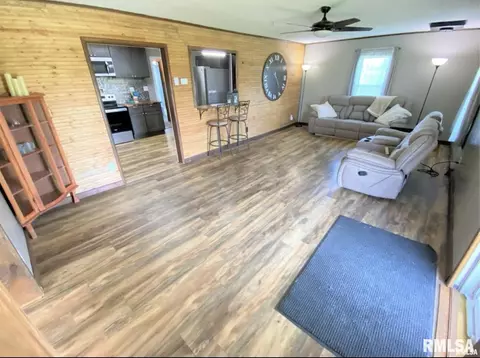 Living - 2076 N State Rd, Flora, IL 62839 photo 4 of 4