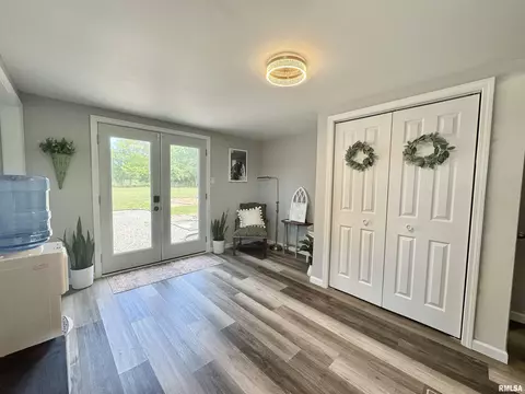 Entry Way - 2076 N State Rd, Flora, IL 62839 photo 3 of 8